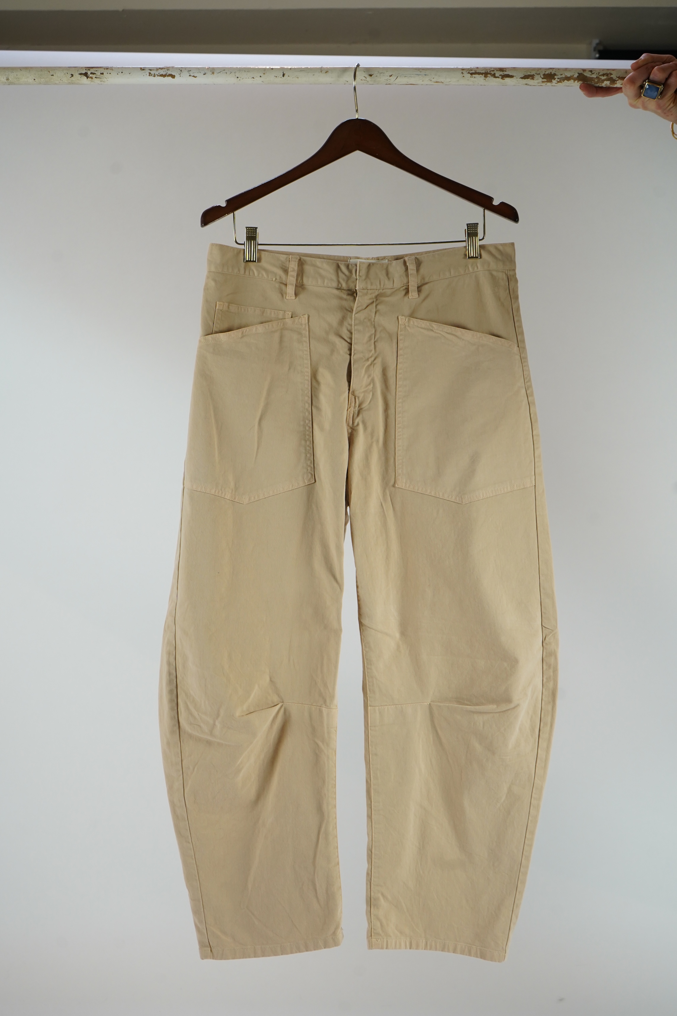 Two pairs of this season Nili Lotan Shon cotton-blend twill barrel-leg pants in black and beige. US size 6 (UK 10) comes up big!